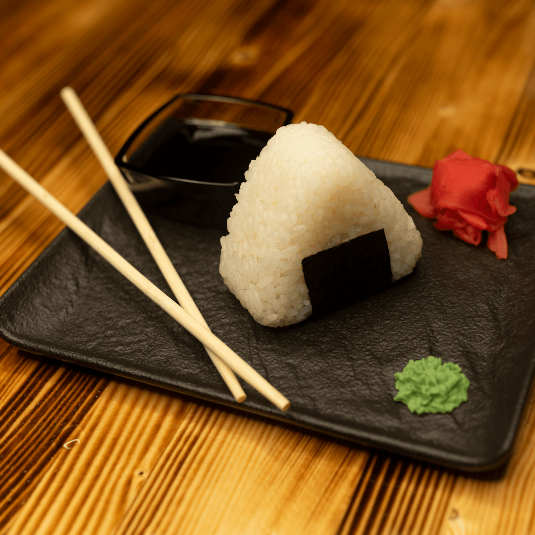 Онигири с лососем