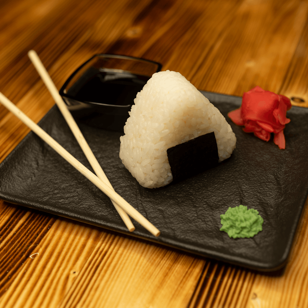 Онигири с тунцом