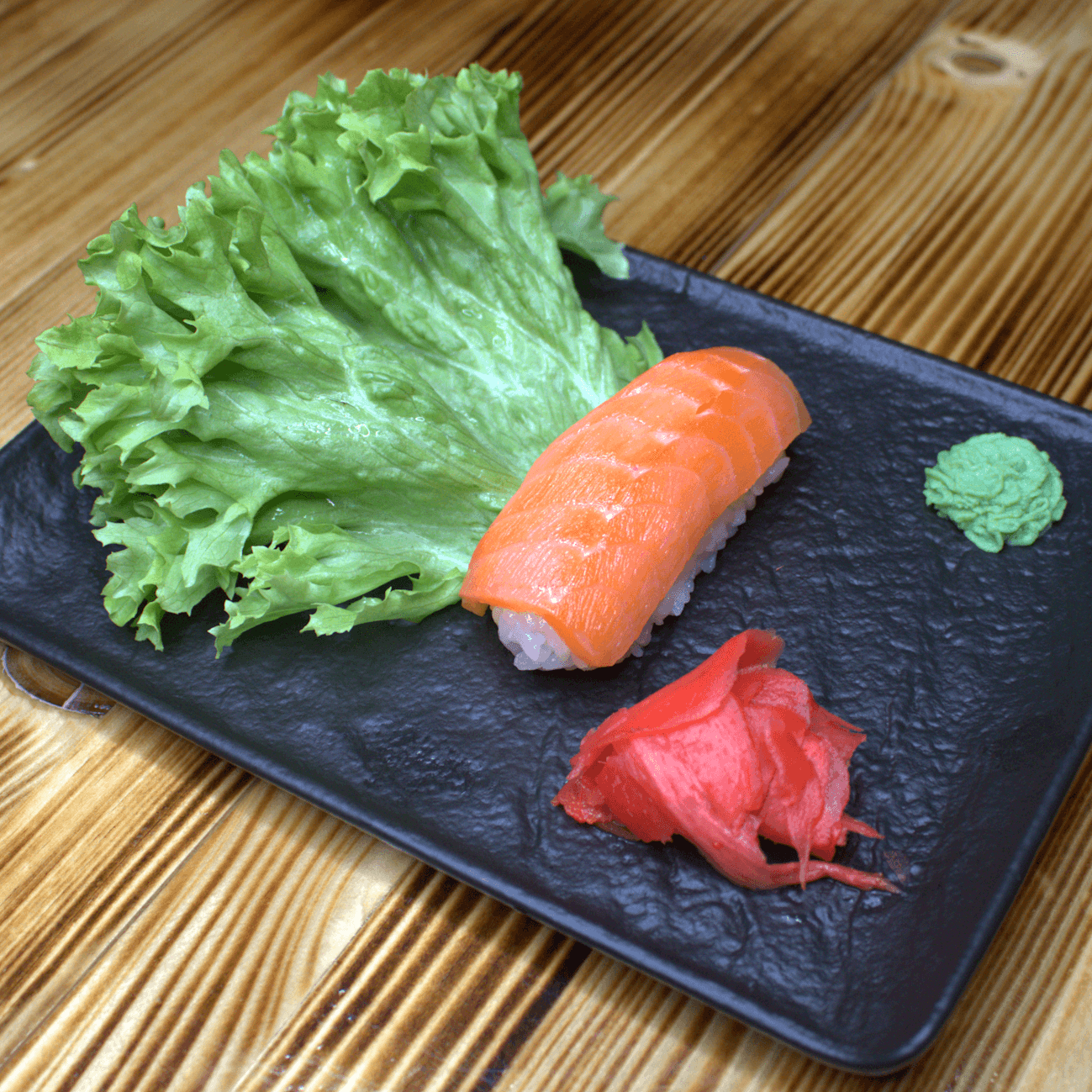 Суши с лососем